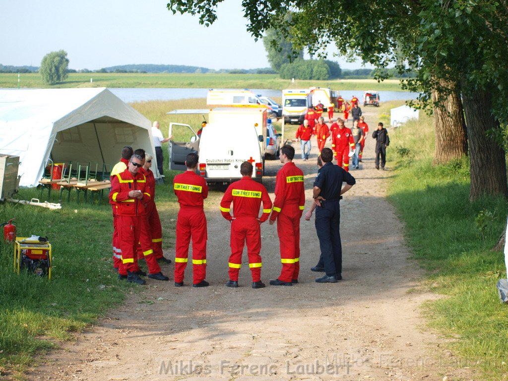 Uebung PRhein Feuerwehr Polizei DLRG Leverkusen Hitdorf P002.JPG